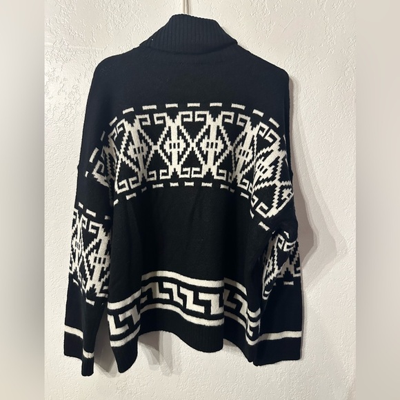 Black and White Geometric Sweater - Picture 10 of 10